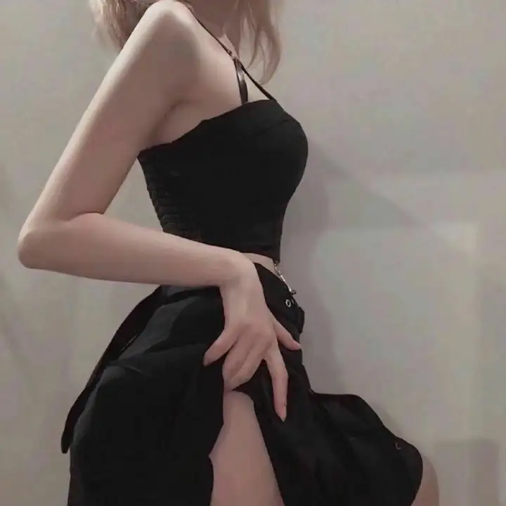 窗边女孩眼中对街的屋中女子